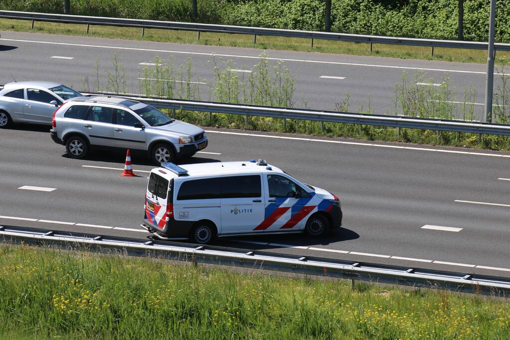 Rijstrook afgesloten door vrachtwagen met vastgelopen remmen