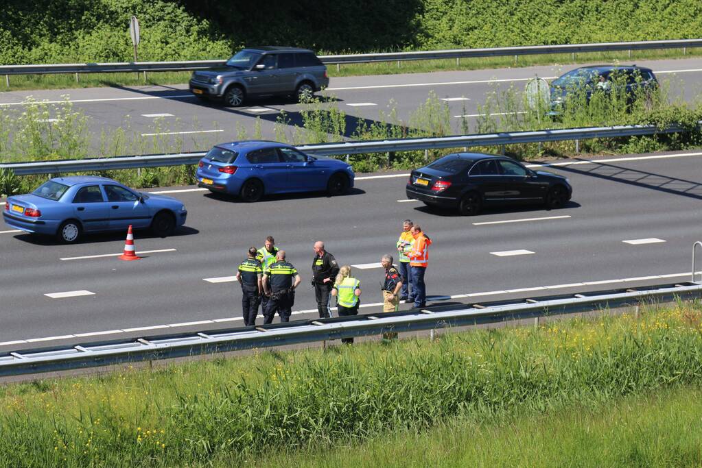 Rijstrook afgesloten door vrachtwagen met vastgelopen remmen
