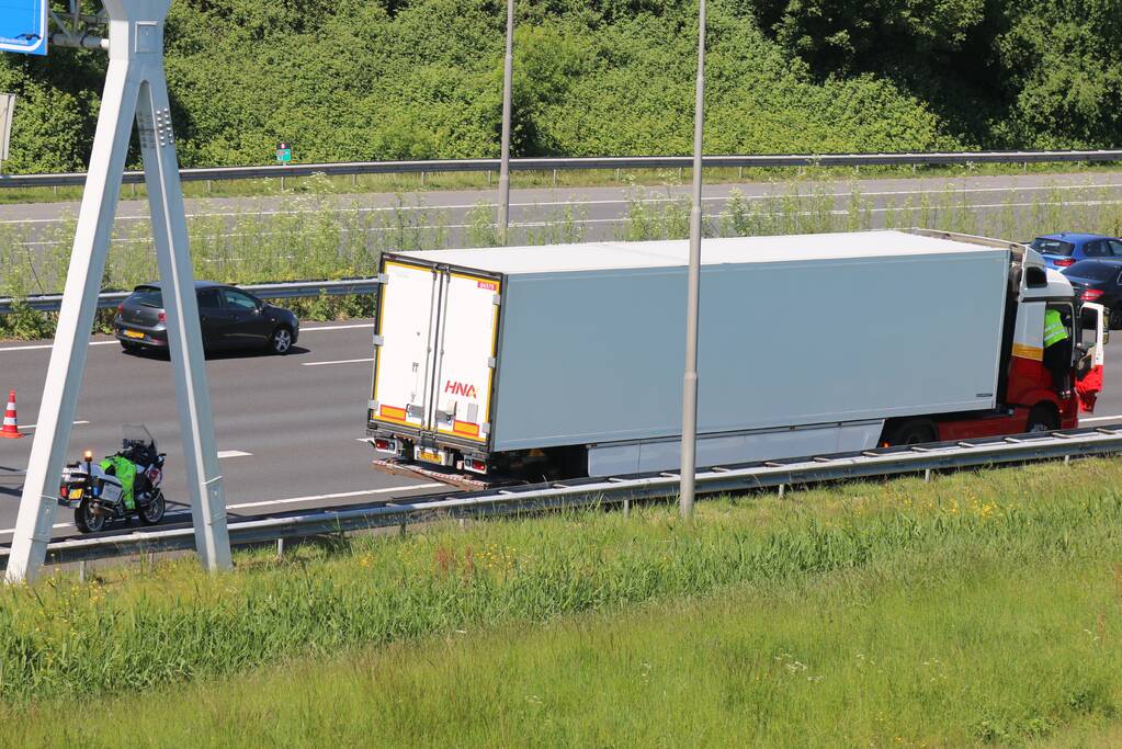 Rijstrook afgesloten door vrachtwagen met vastgelopen remmen