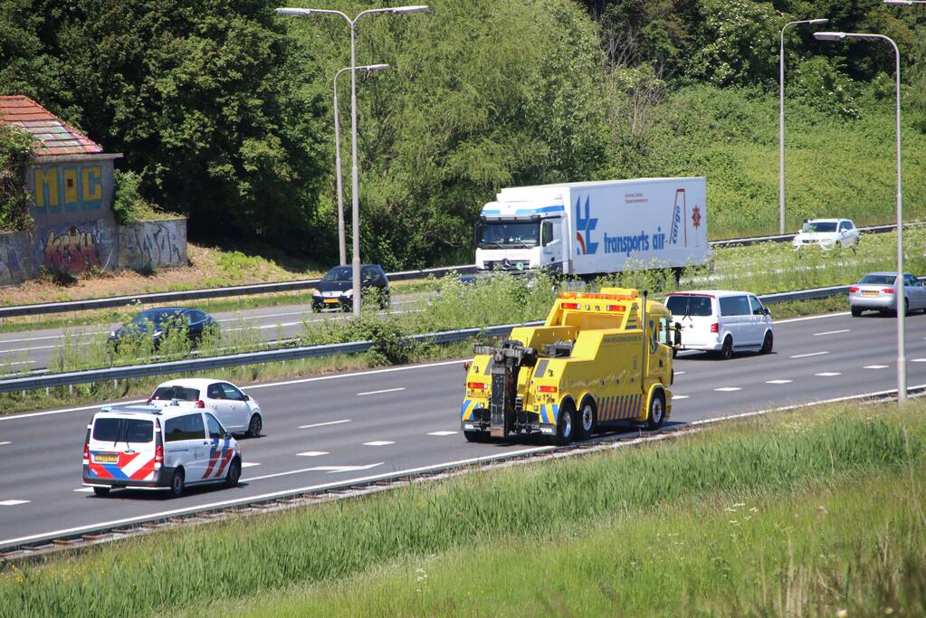 Rijstrook afgesloten door vrachtwagen met vastgelopen remmen