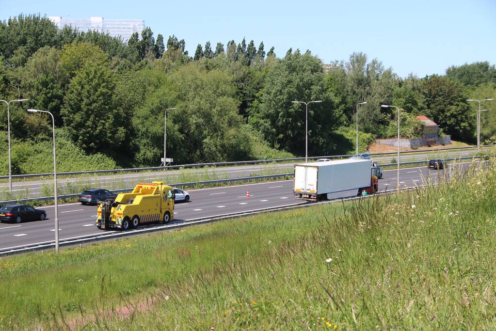 Rijstrook afgesloten door vrachtwagen met vastgelopen remmen
