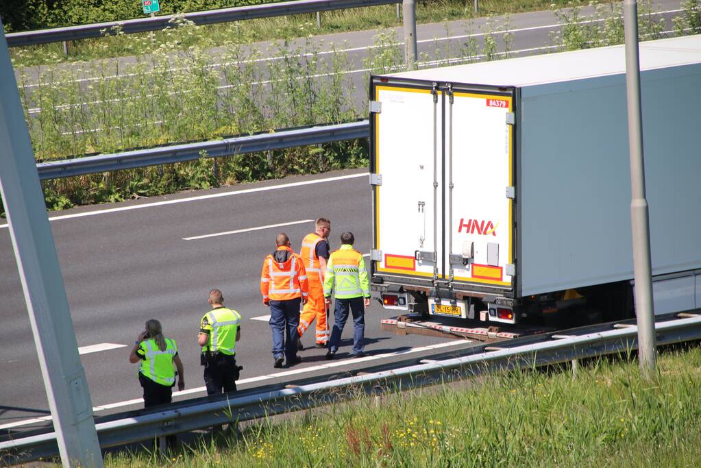 Rijstrook afgesloten door vrachtwagen met vastgelopen remmen
