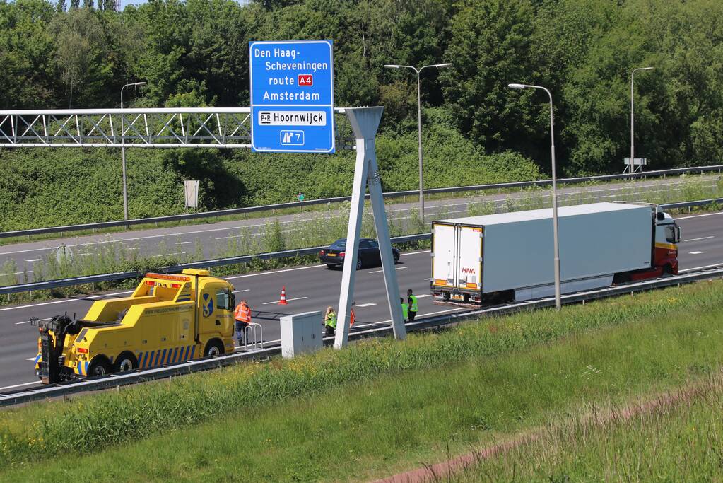 Rijstrook afgesloten door vrachtwagen met vastgelopen remmen