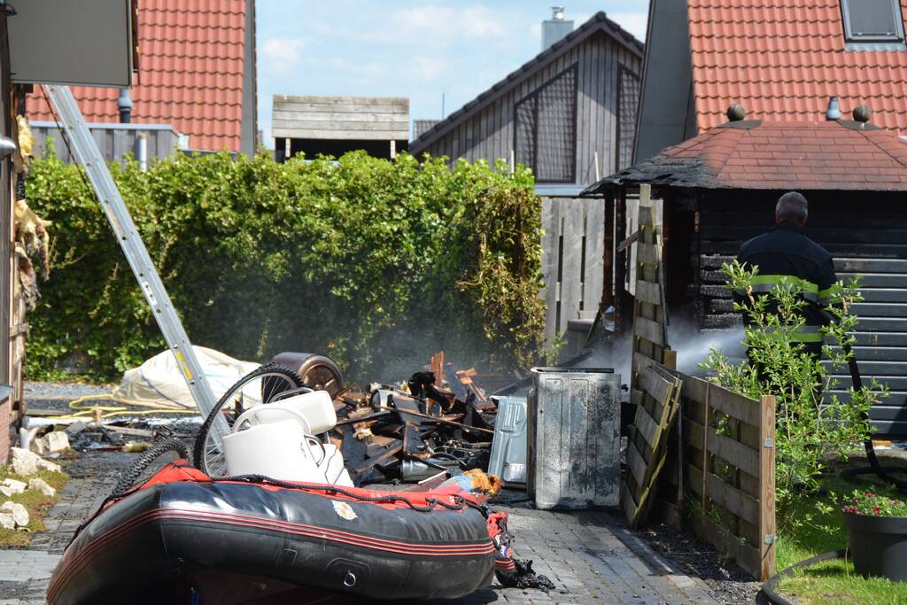 Schuurbrand slaat over naar woning