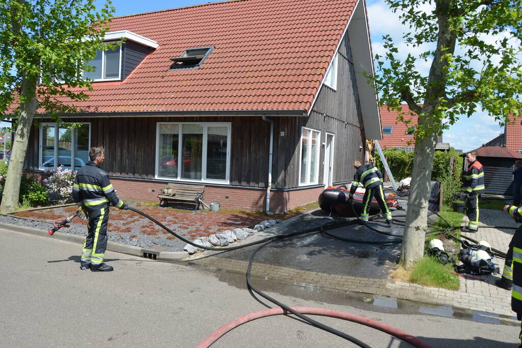 Schuurbrand slaat over naar woning