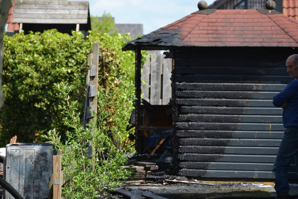 Schuurbrand slaat over naar woning