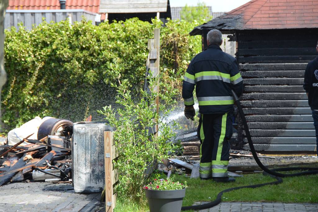 Schuurbrand slaat over naar woning