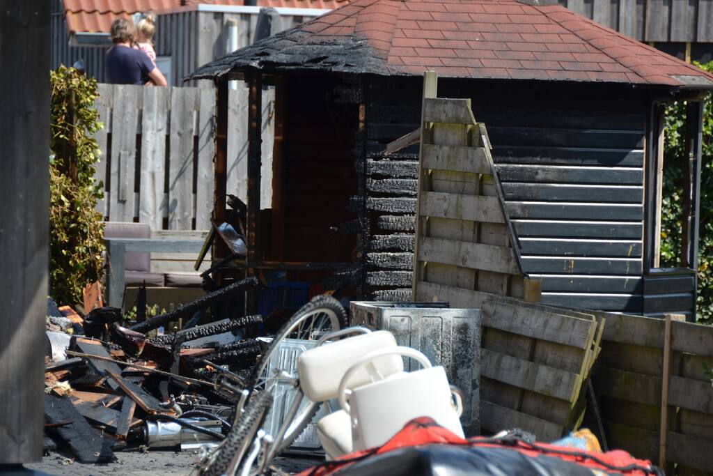 Schuurbrand slaat over naar woning