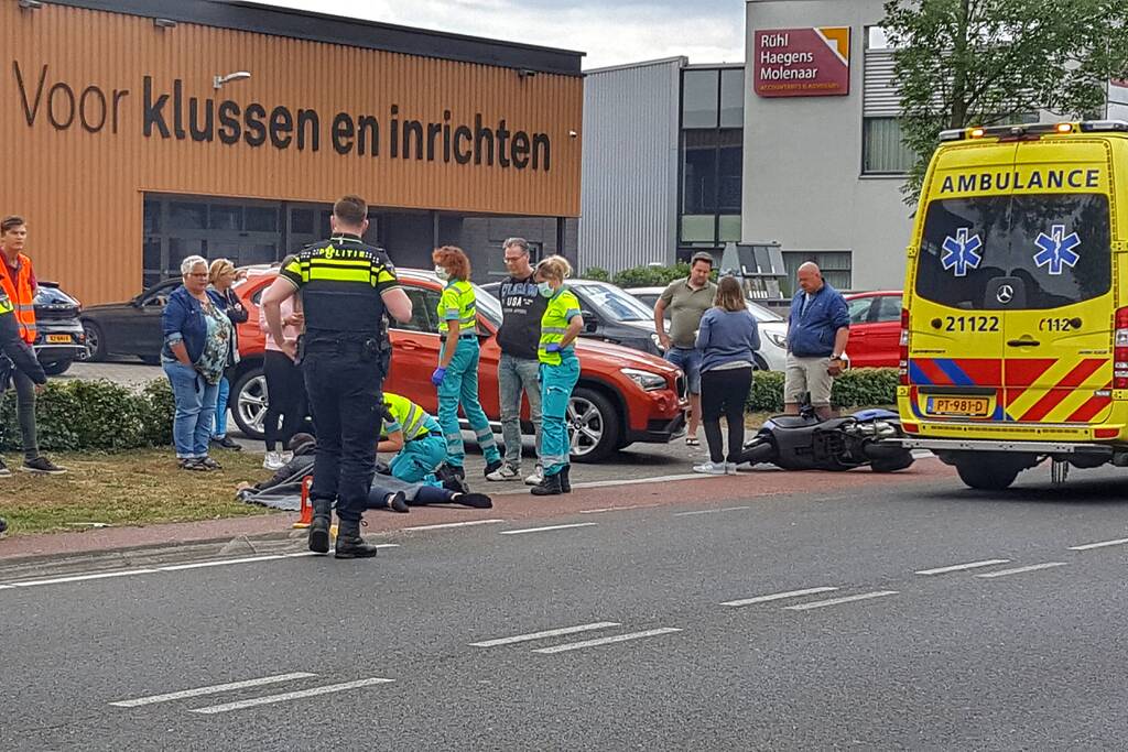 Automobilist ziet scooterrijder over het hoofd