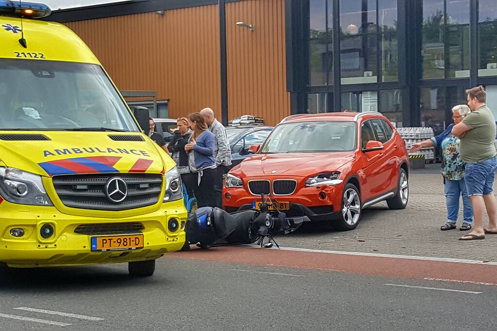 Automobilist ziet scooterrijder over het hoofd