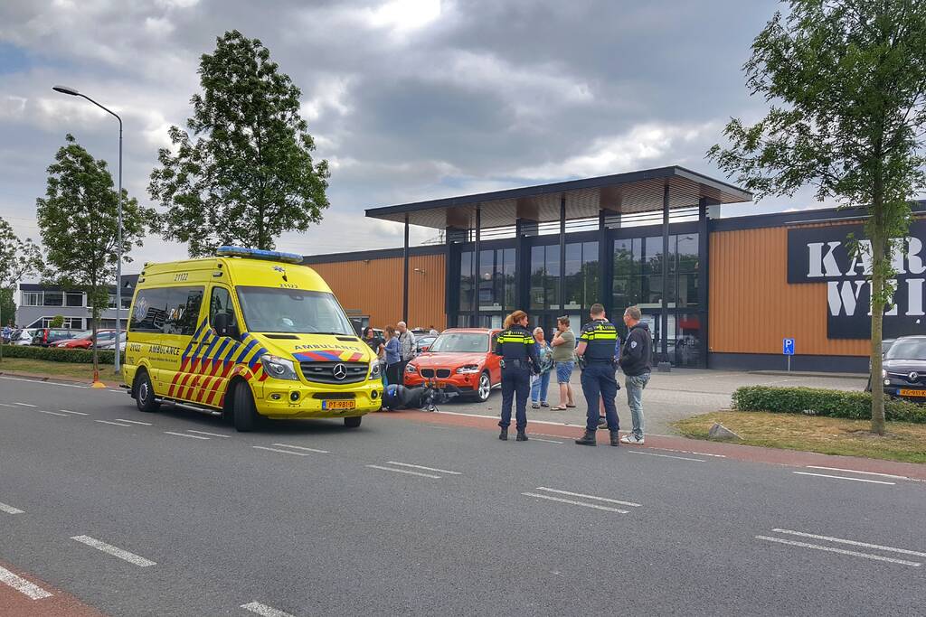 Automobilist ziet scooterrijder over het hoofd