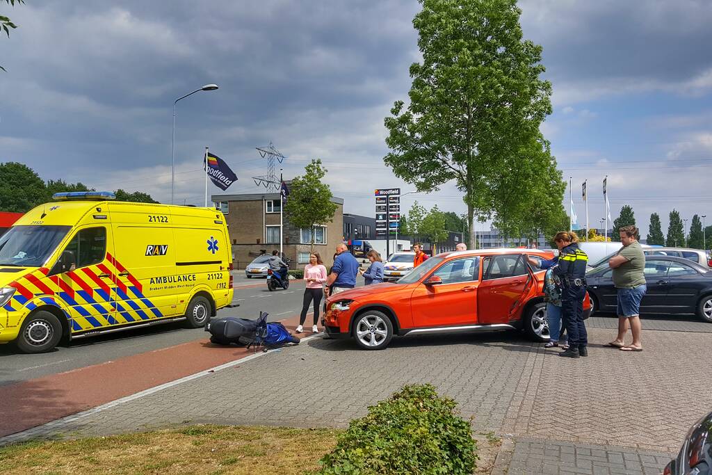 Automobilist ziet scooterrijder over het hoofd