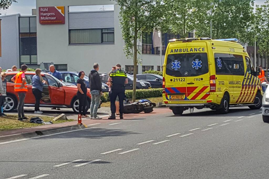 Automobilist ziet scooterrijder over het hoofd