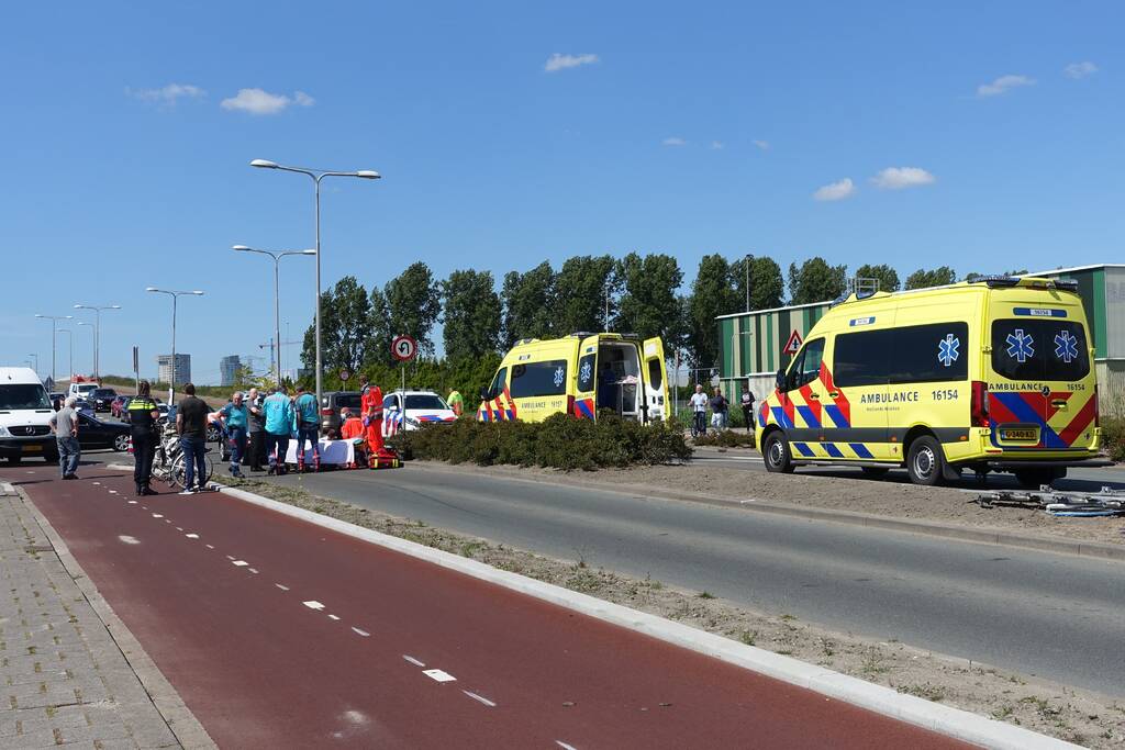 Fietsster ernstig gewond na aanrijding met auto