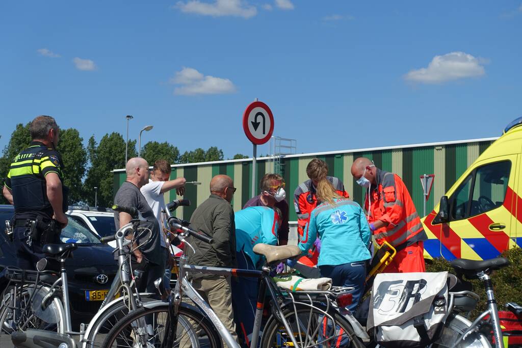 Fietsster ernstig gewond na aanrijding met auto