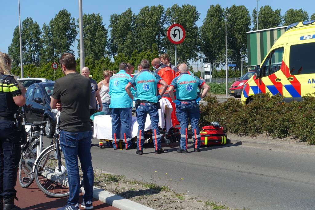 Fietsster ernstig gewond na aanrijding met auto