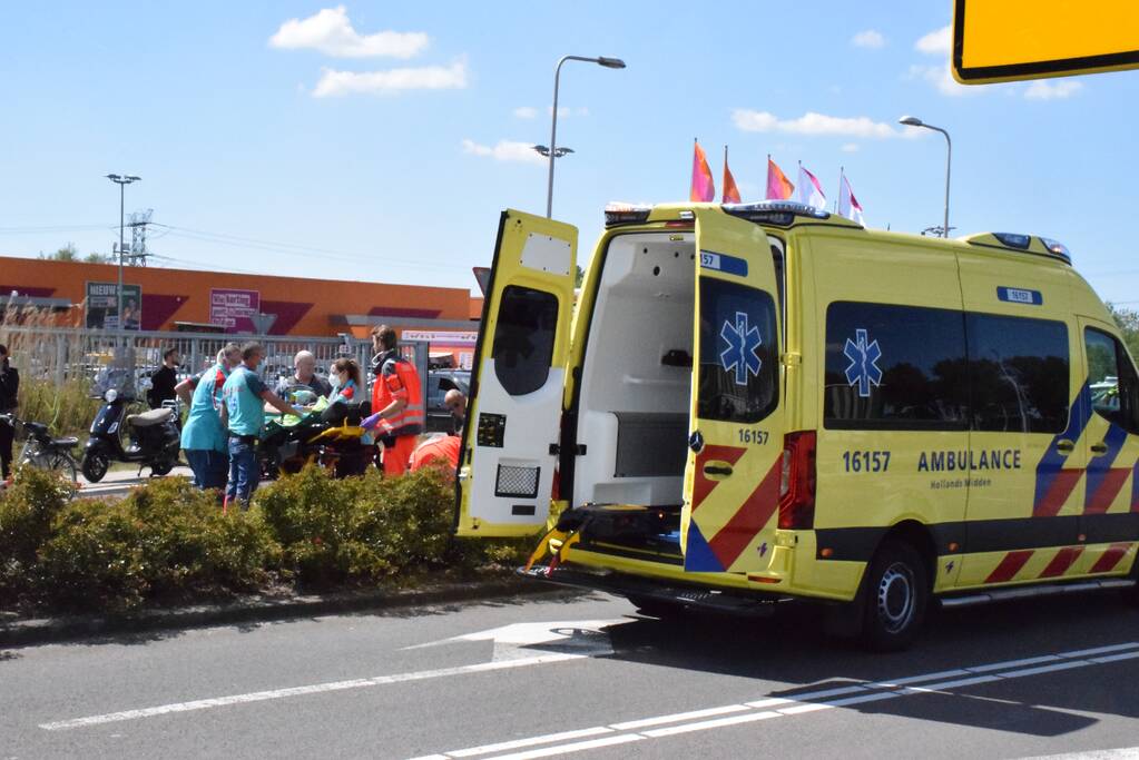 Fietsster ernstig gewond na aanrijding met auto