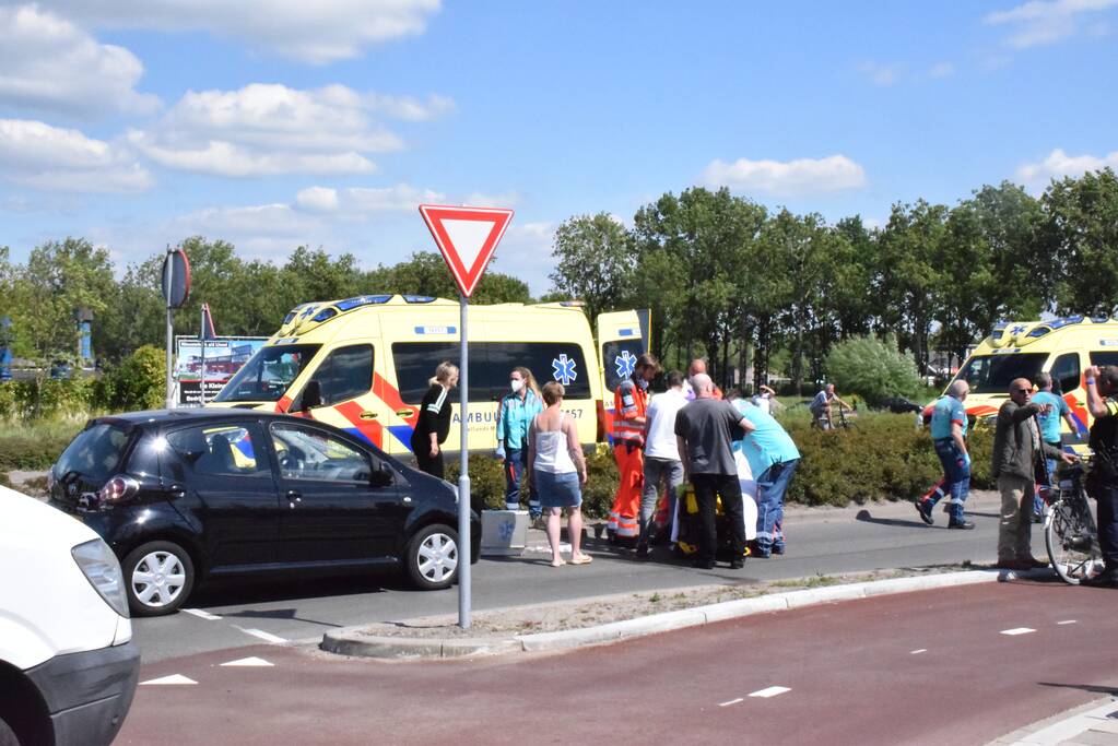 Fietsster ernstig gewond na aanrijding met auto