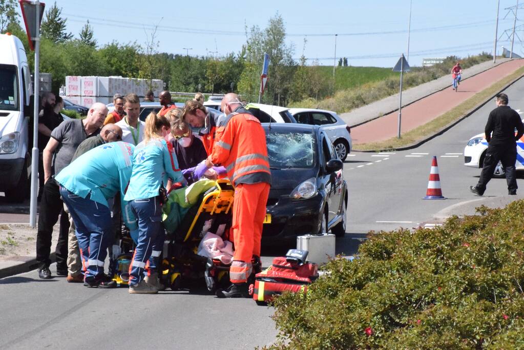 Fietsster ernstig gewond na aanrijding met auto
