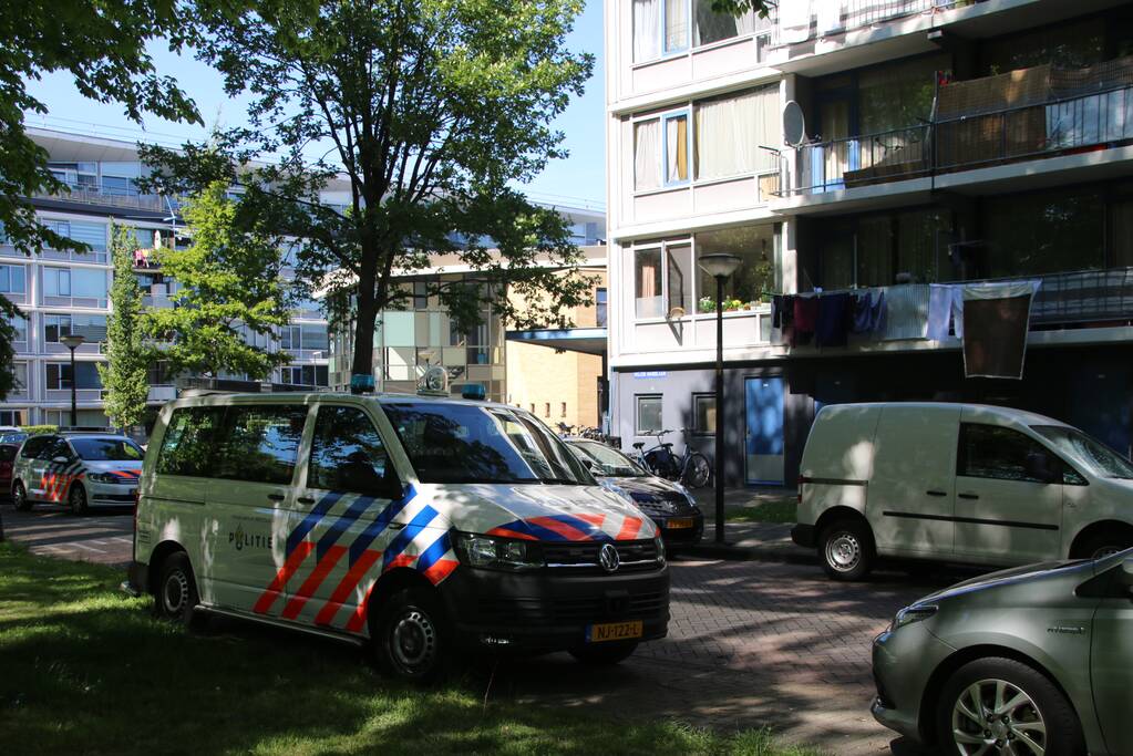 Politie doet onderzoek naar overleden persoon in flat