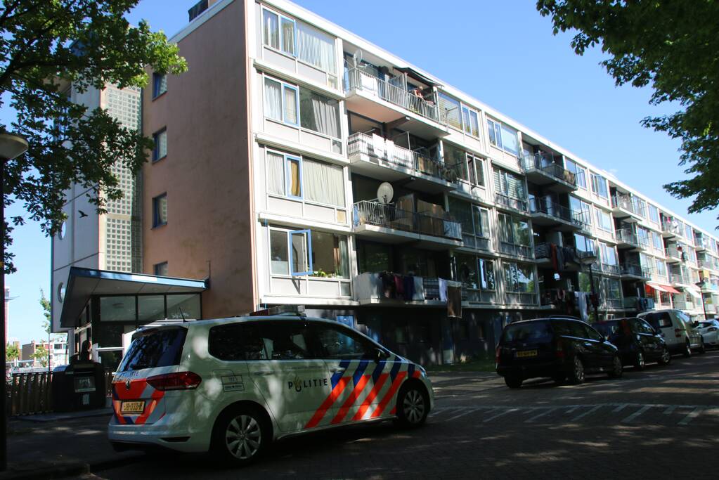 Politie doet onderzoek naar overleden persoon in flat