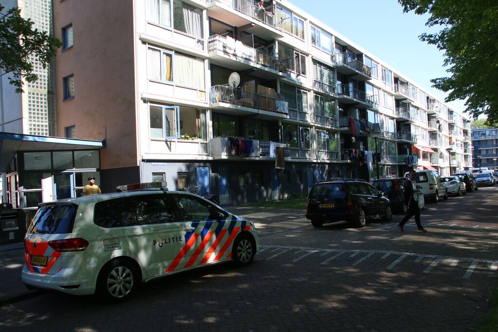 Politie doet onderzoek naar overleden persoon in flat