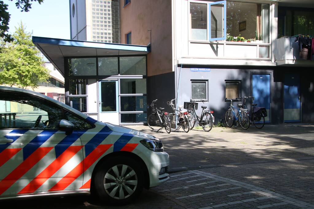 Politie doet onderzoek naar overleden persoon in flat
