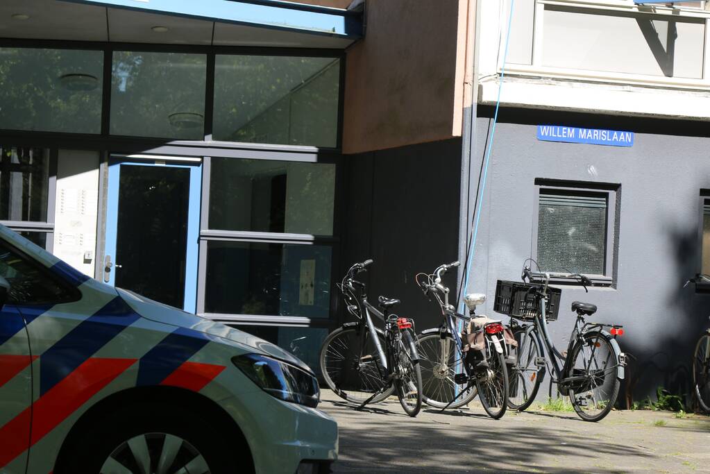 Politie doet onderzoek naar overleden persoon in flat