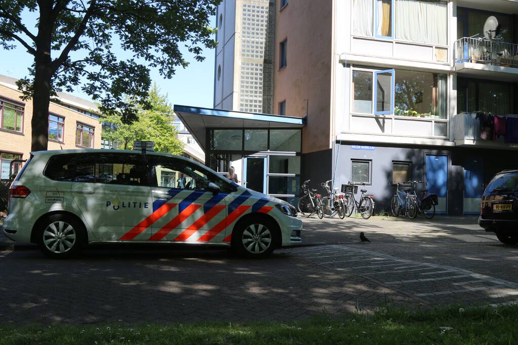 Politie doet onderzoek naar overleden persoon in flat
