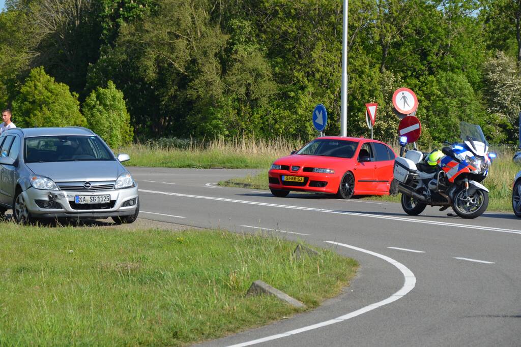 Veel schade bij aanrijding tussen twee auto's