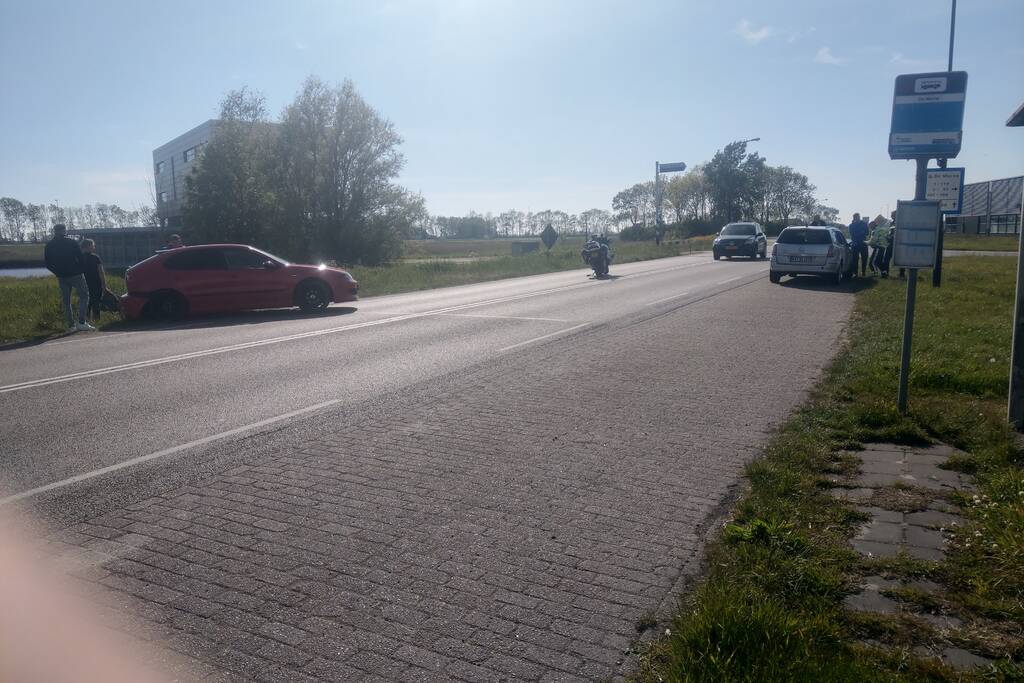 Veel schade bij aanrijding tussen twee auto's
