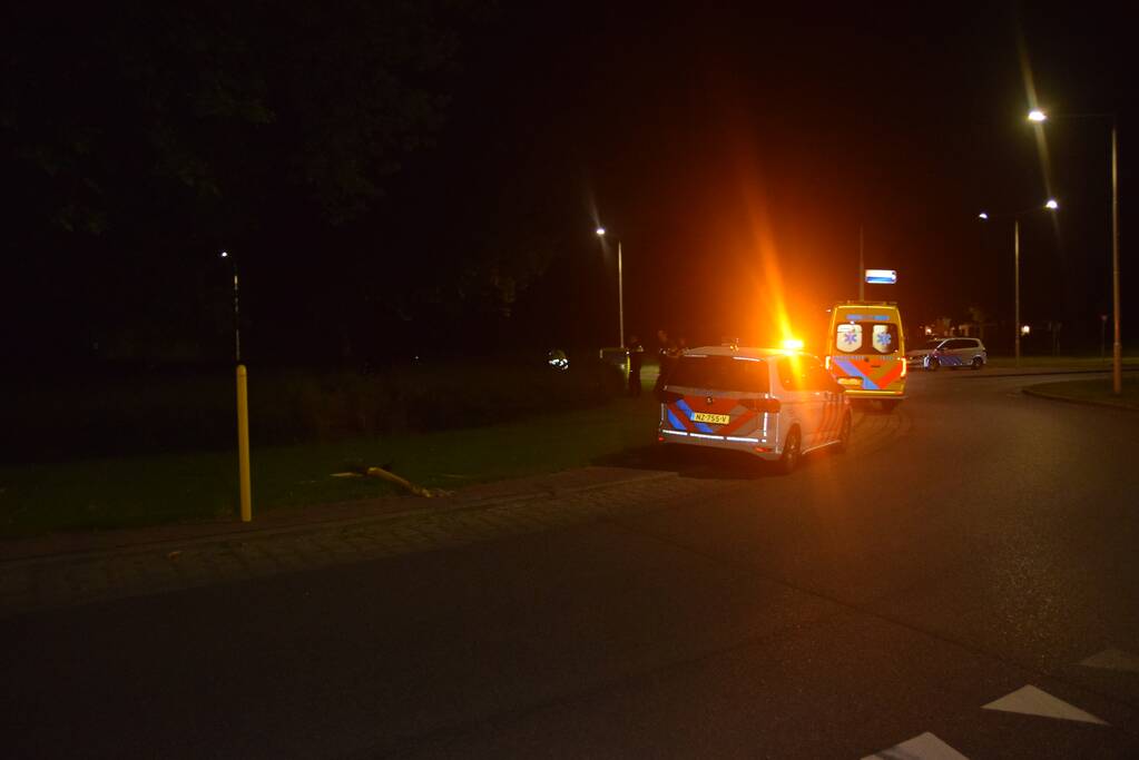 Personenauto belandt op rotonde na eenzijdig ongeval