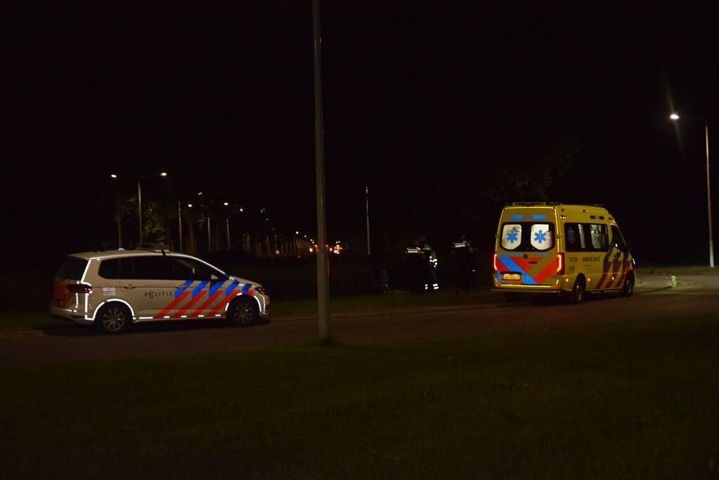 Personenauto belandt op rotonde na eenzijdig ongeval