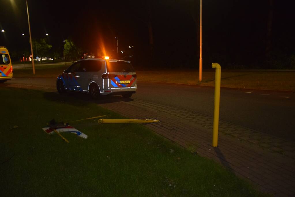 Personenauto belandt op rotonde na eenzijdig ongeval