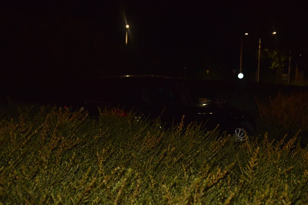 Personenauto belandt op rotonde na eenzijdig ongeval