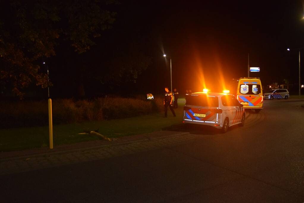 Personenauto belandt op rotonde na eenzijdig ongeval