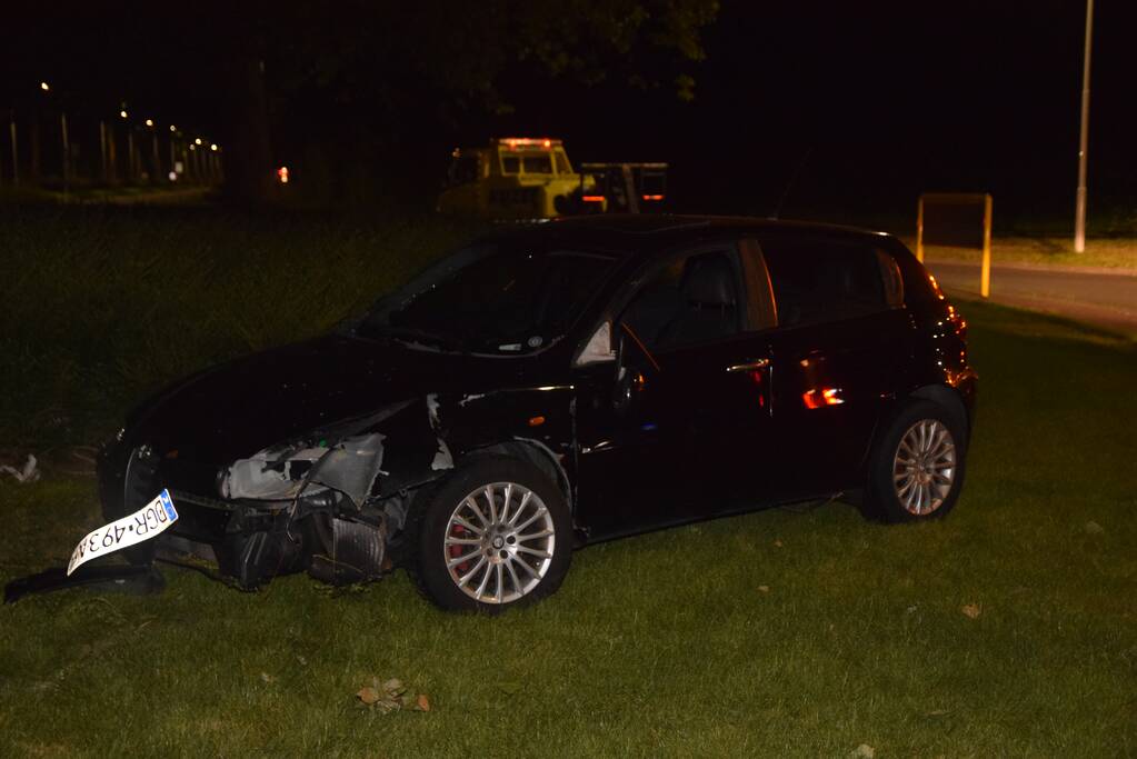 Personenauto belandt op rotonde na eenzijdig ongeval