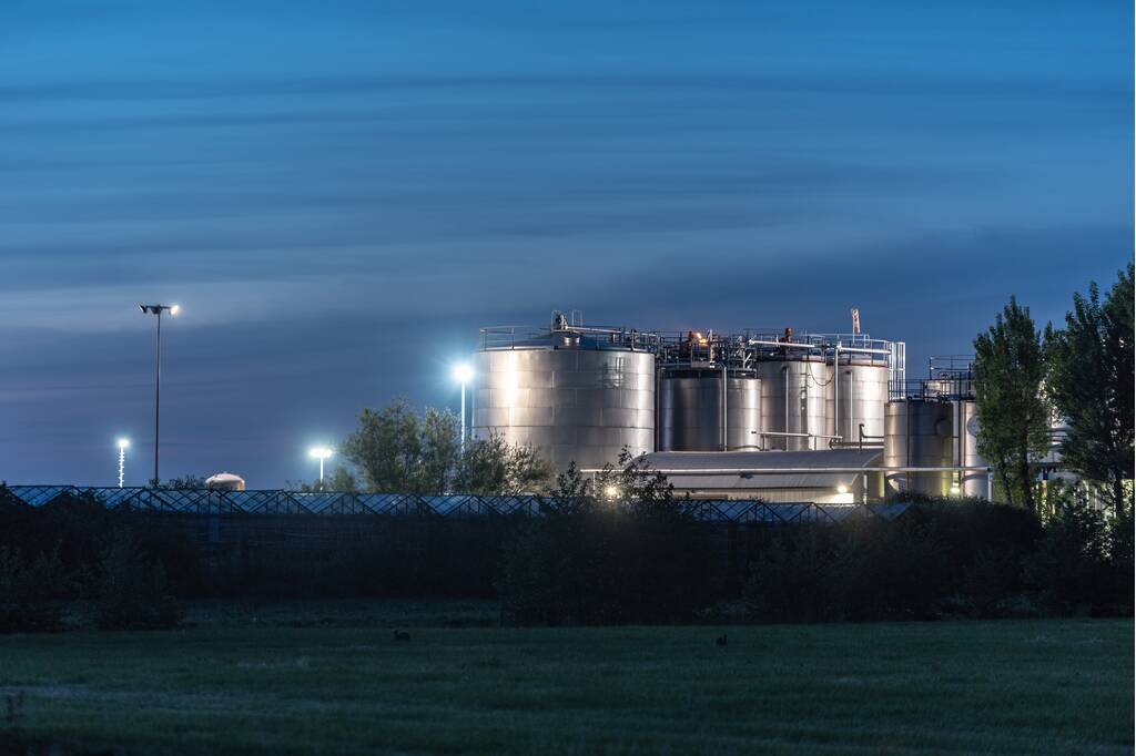 Brand in olietank asfaltfabriek Latexfalt