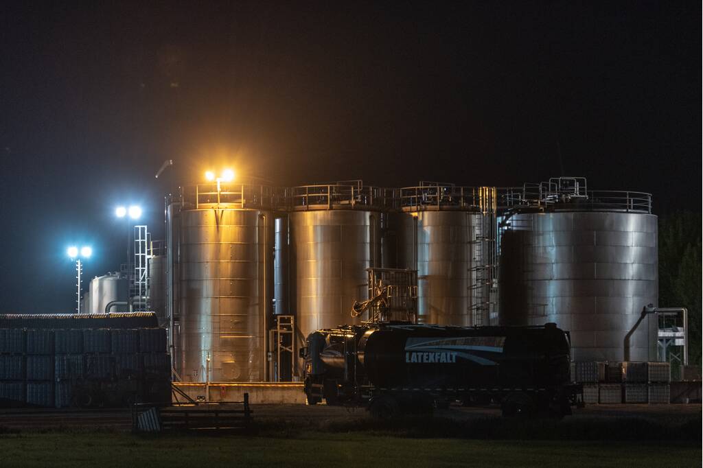 Brand in olietank asfaltfabriek Latexfalt