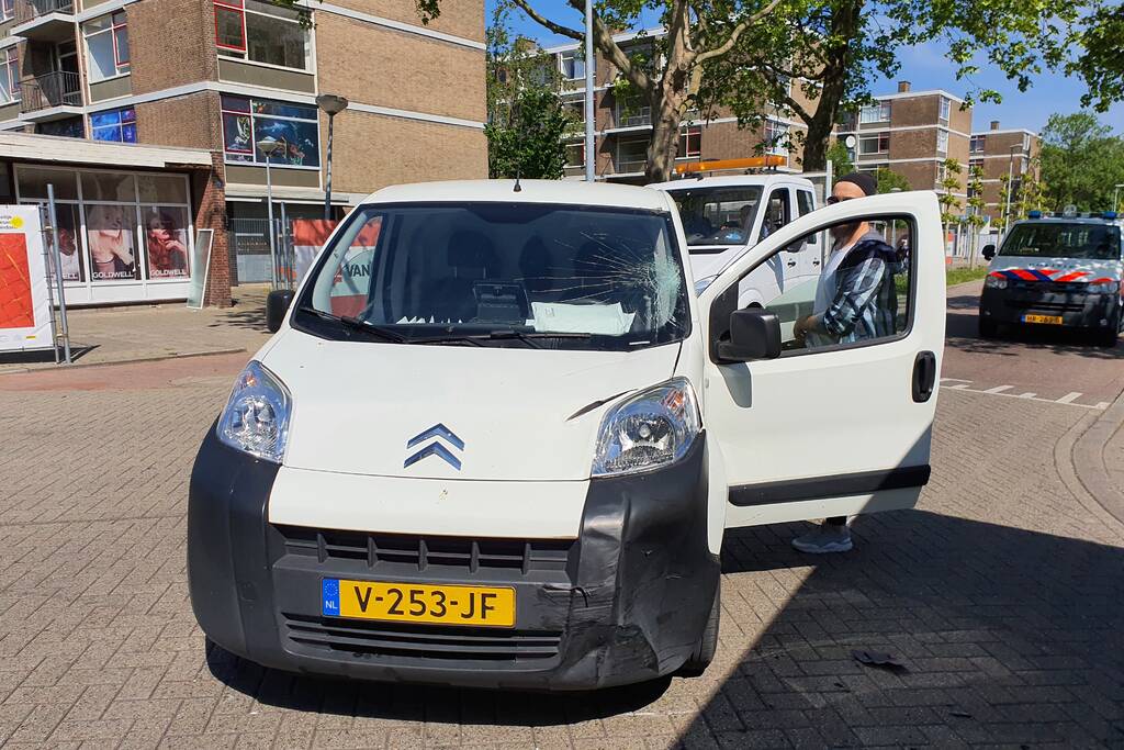 Bromfietser aangereden door bestelwagen