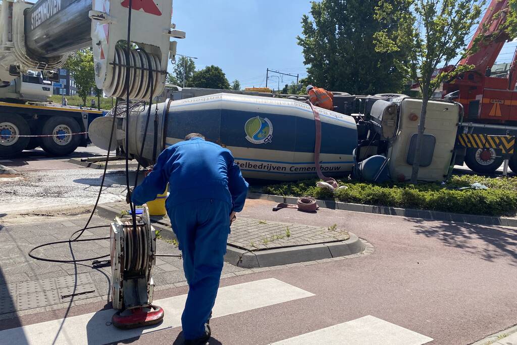 Flinke klus voor bergers na omgevallen cementwagen