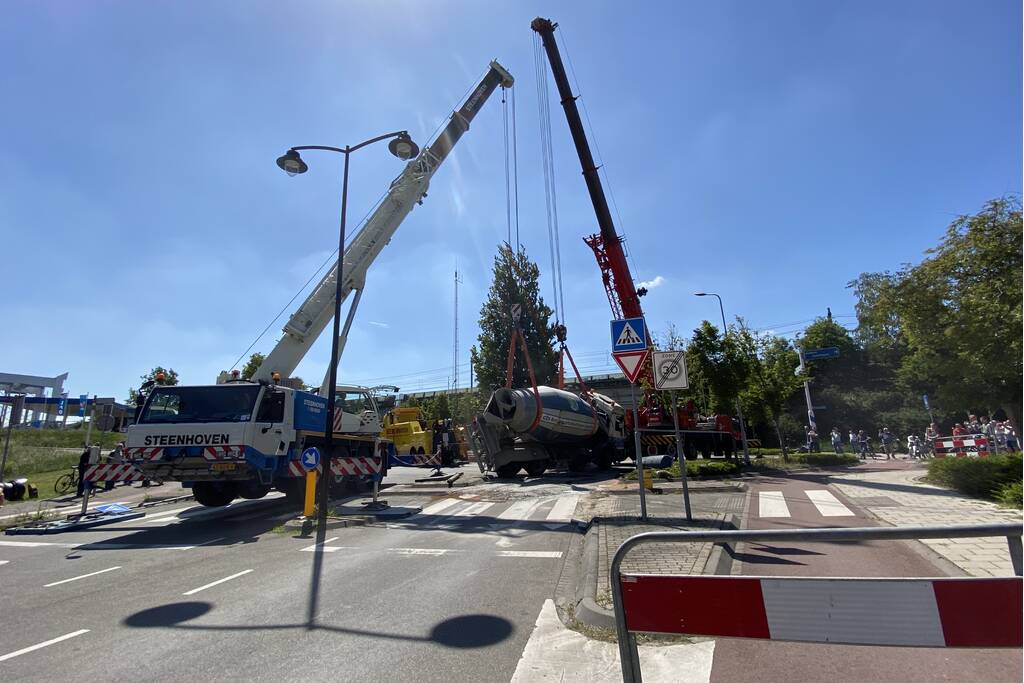 Flinke klus voor bergers na omgevallen cementwagen