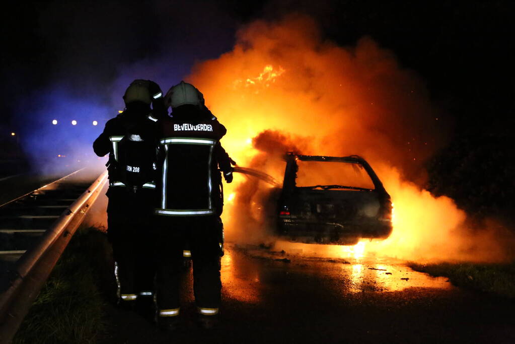 Auto in brand op snelweg