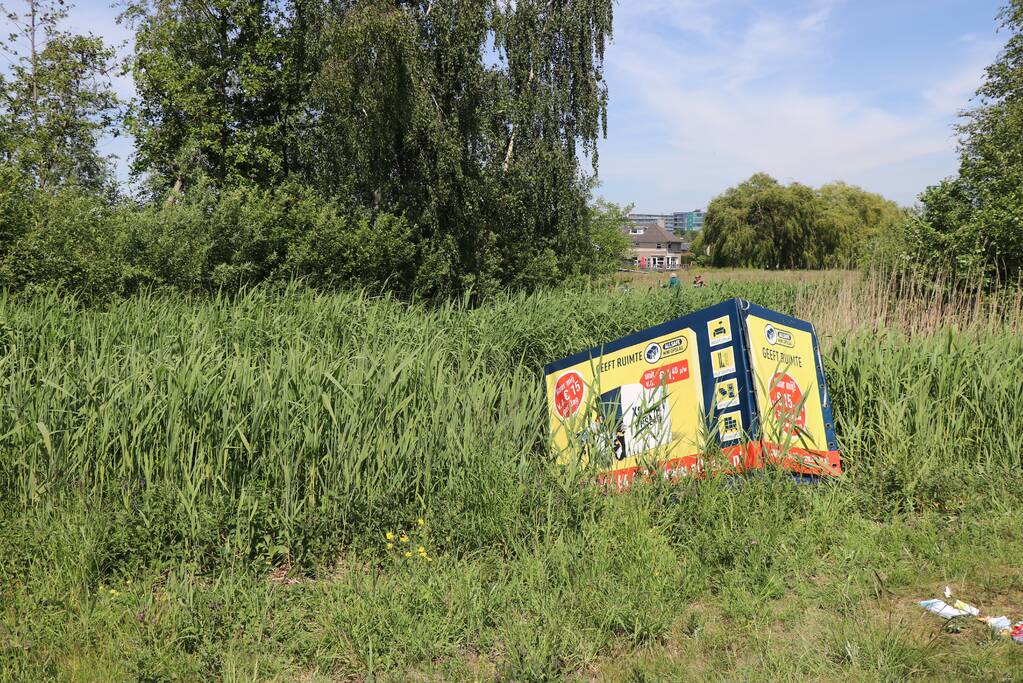 Auto met aanhanger belandt in sloot