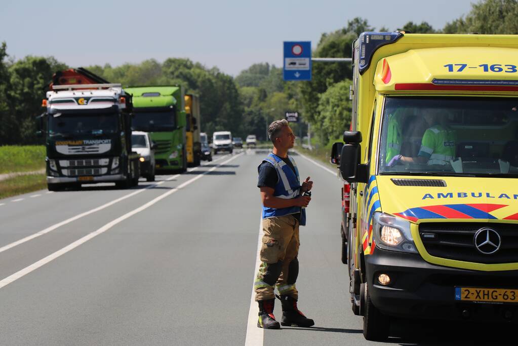 Auto met aanhanger belandt in sloot