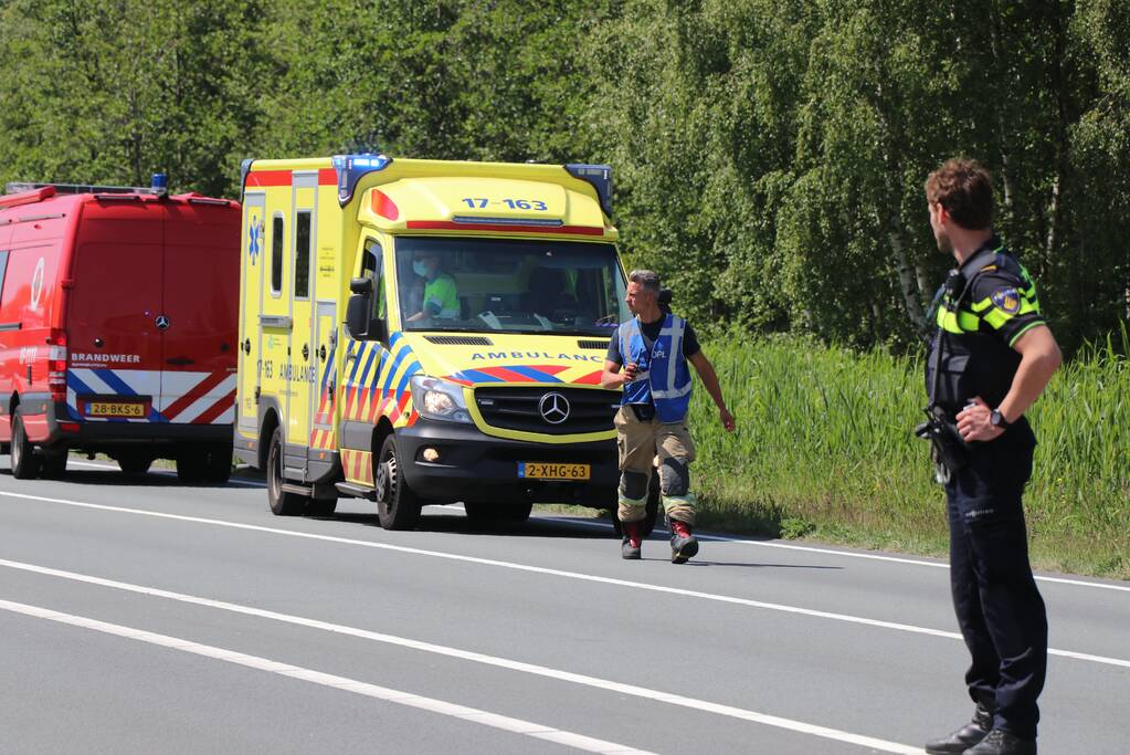 Auto met aanhanger belandt in sloot