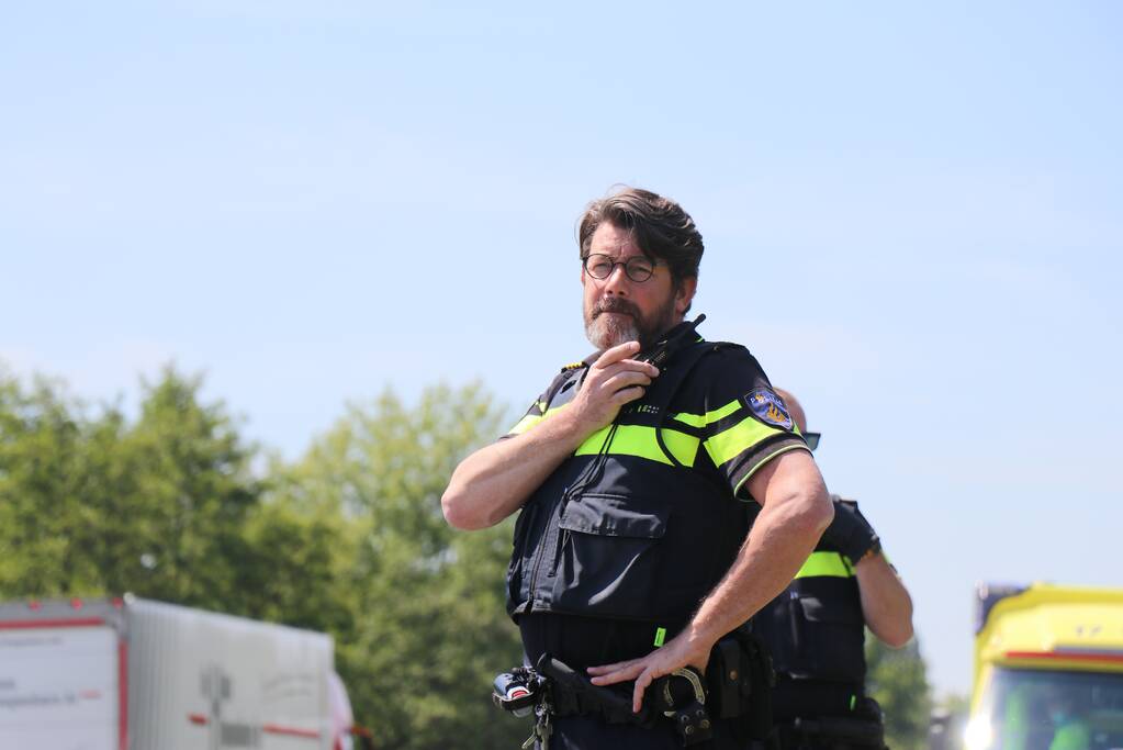 Auto met aanhanger belandt in sloot