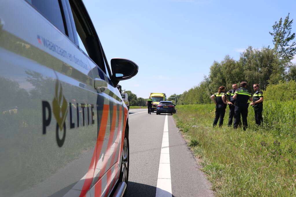 Auto met aanhanger belandt in sloot