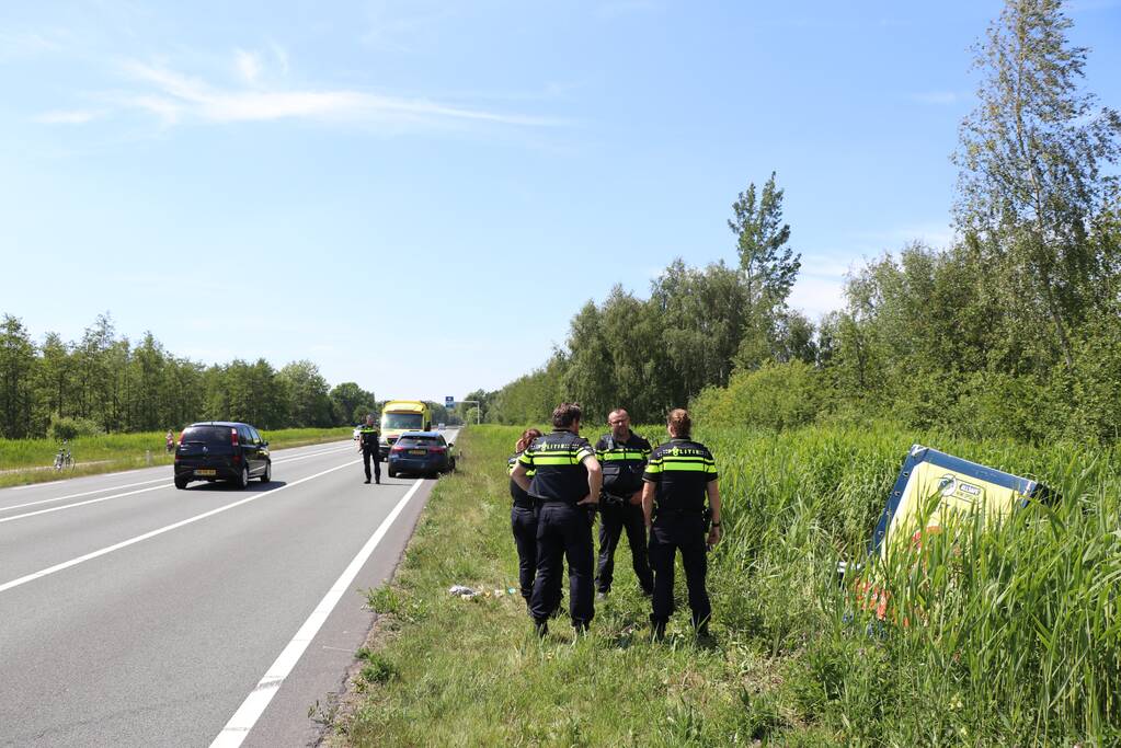 Auto met aanhanger belandt in sloot