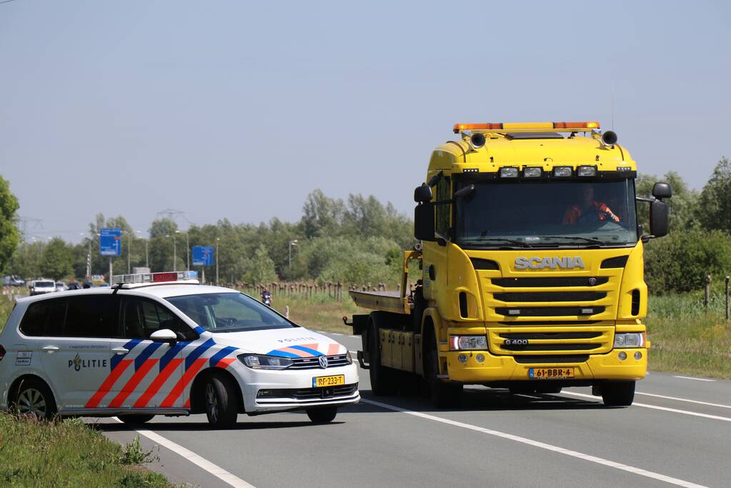 Auto met aanhanger belandt in sloot